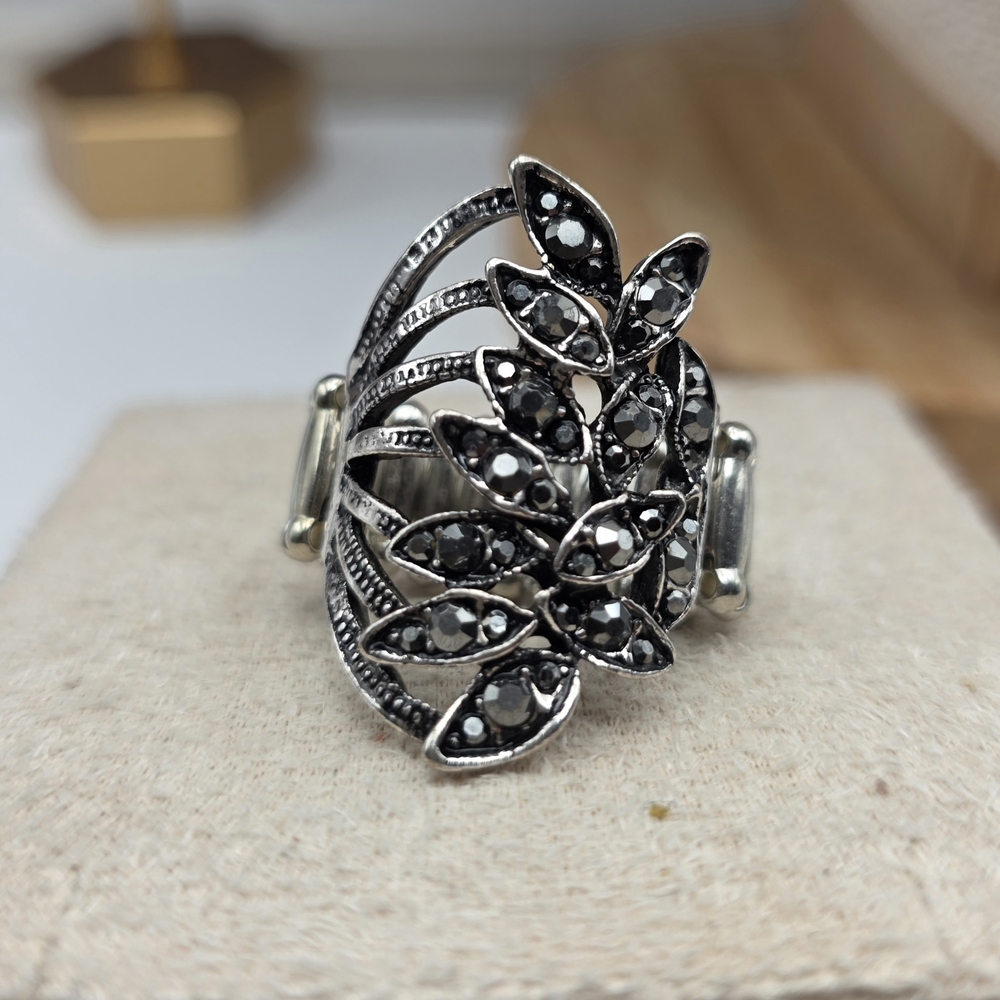 Elegant Silver and Black Leaf Ring (1293)